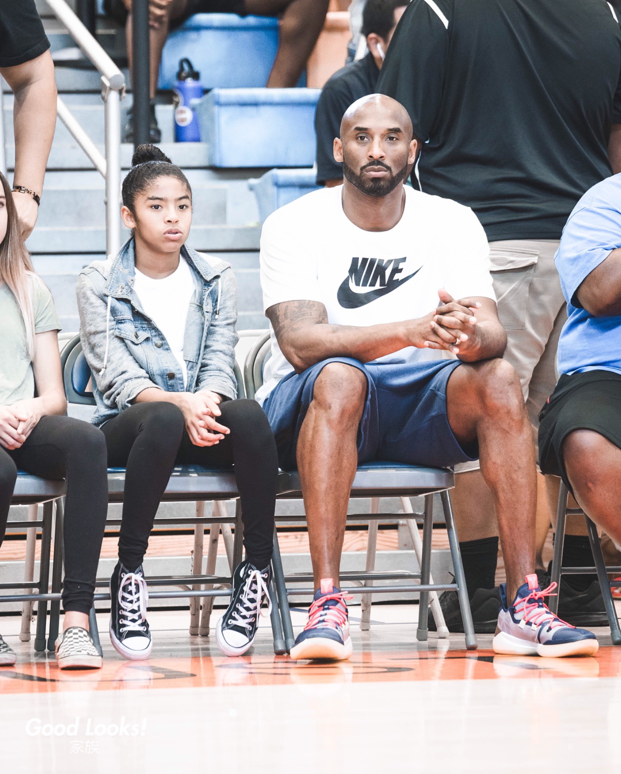 科比和二女儿!这是在教她怎么投篮么_新浪看点