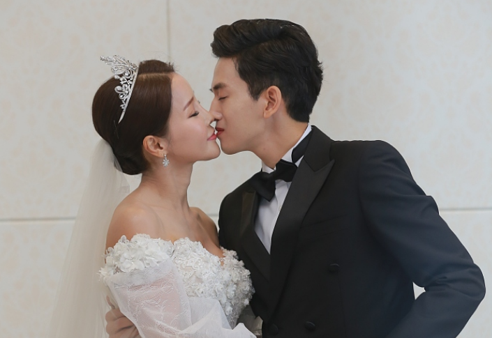又一母子恋修成正果,43女星与90后男友结婚,二人相差17岁