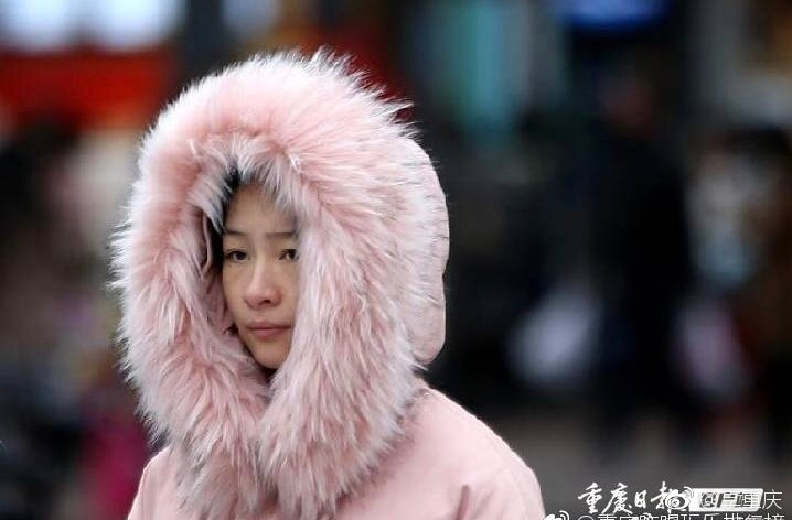 美丽冻人!重庆人裹冬装逛街热情不减