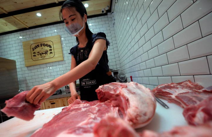 日本人就是不一样:让孩子吃自己养的猪,提高心理承受能力!