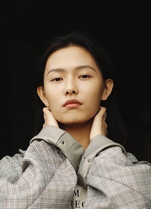 00后赵佳丽成为lv秀场唯一中国面孔"厌世脸"或许是下一个刘雯