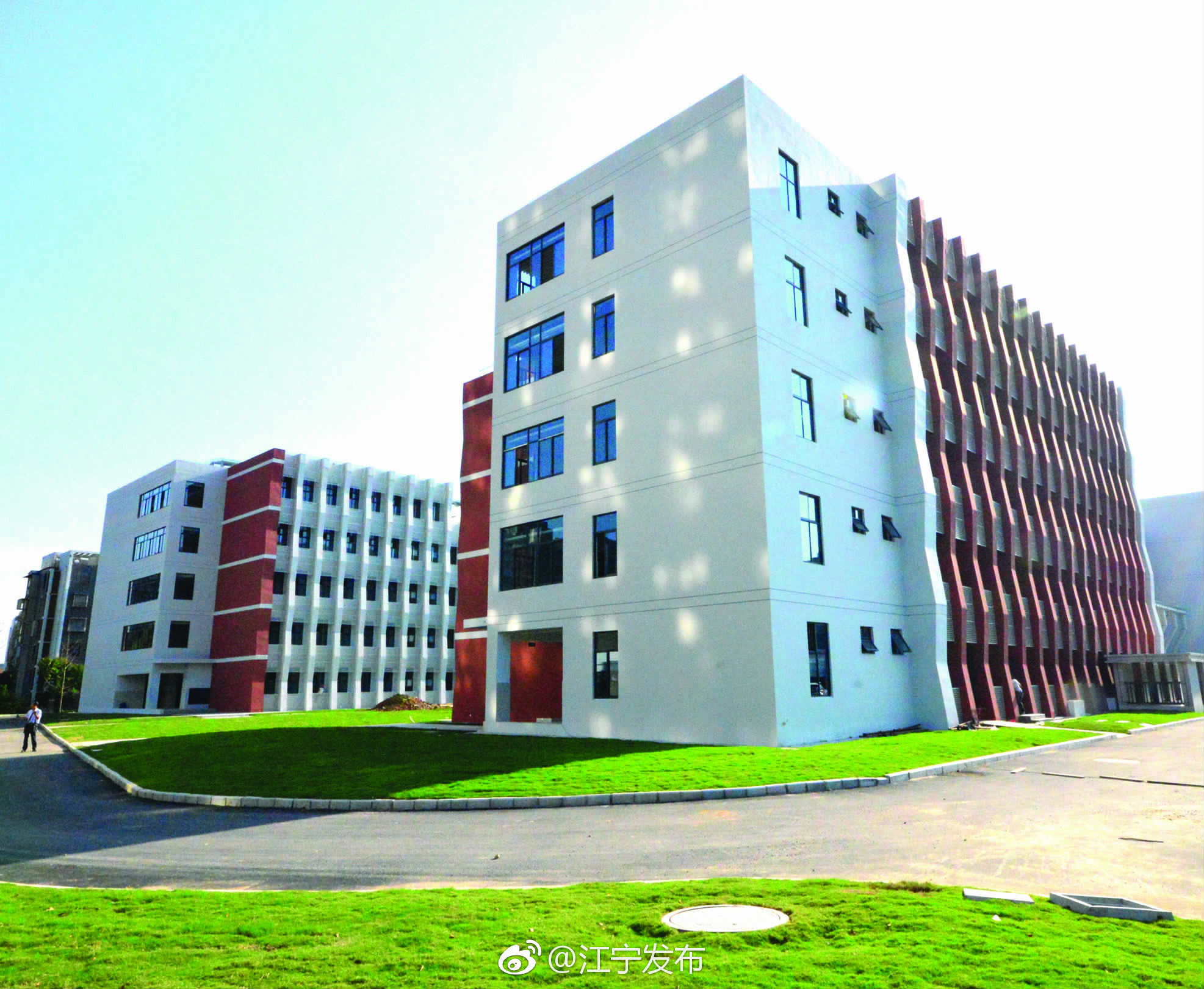 位于江宁高新区玉树路的南京市江宁高新区中学正在进行教学设备安装和