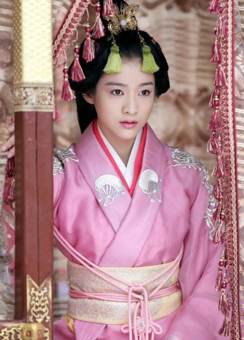 张雪迎扮演北乡公主,来自《班淑传奇》,小鲜肉张雪迎额头上戴着对称的