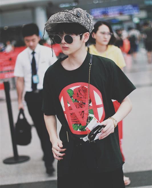 周震南来了,戴这么特别的帽子