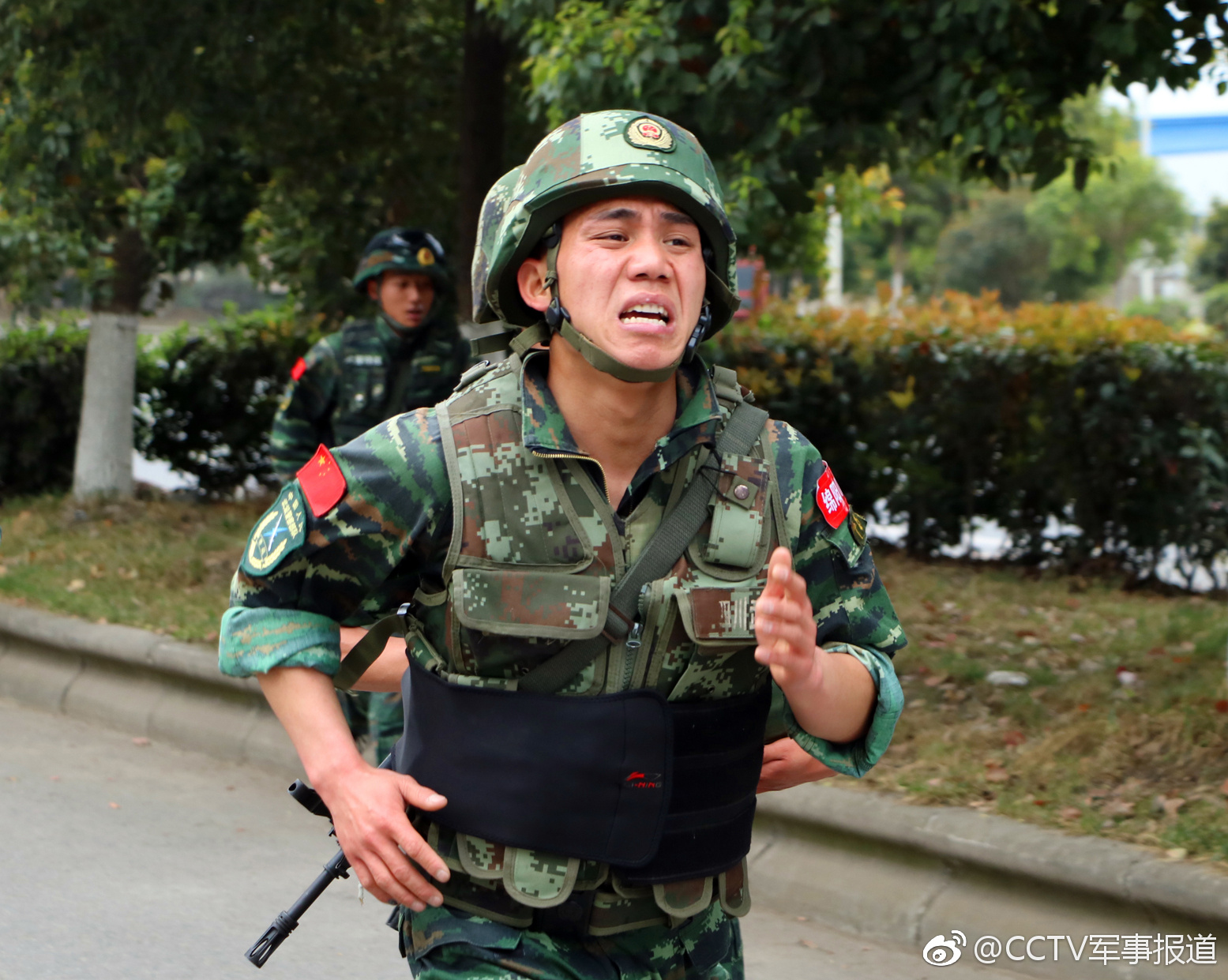 武警绵阳支队魔鬼周极限训练向实战化要战斗力