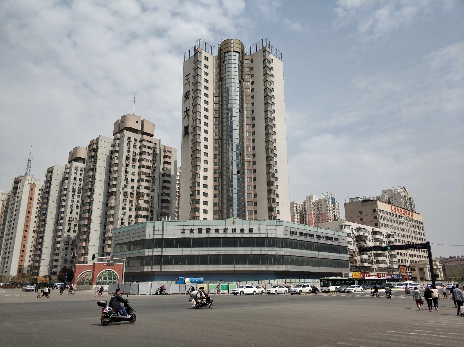 楼20多年来无人靠近,它就是位于高新路和科技路十字东北角的三安大厦