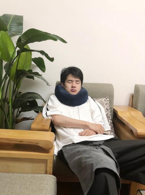 刘昊然拍摄间隙"葛优瘫"沙发小憩 戴u型枕睡出双下巴