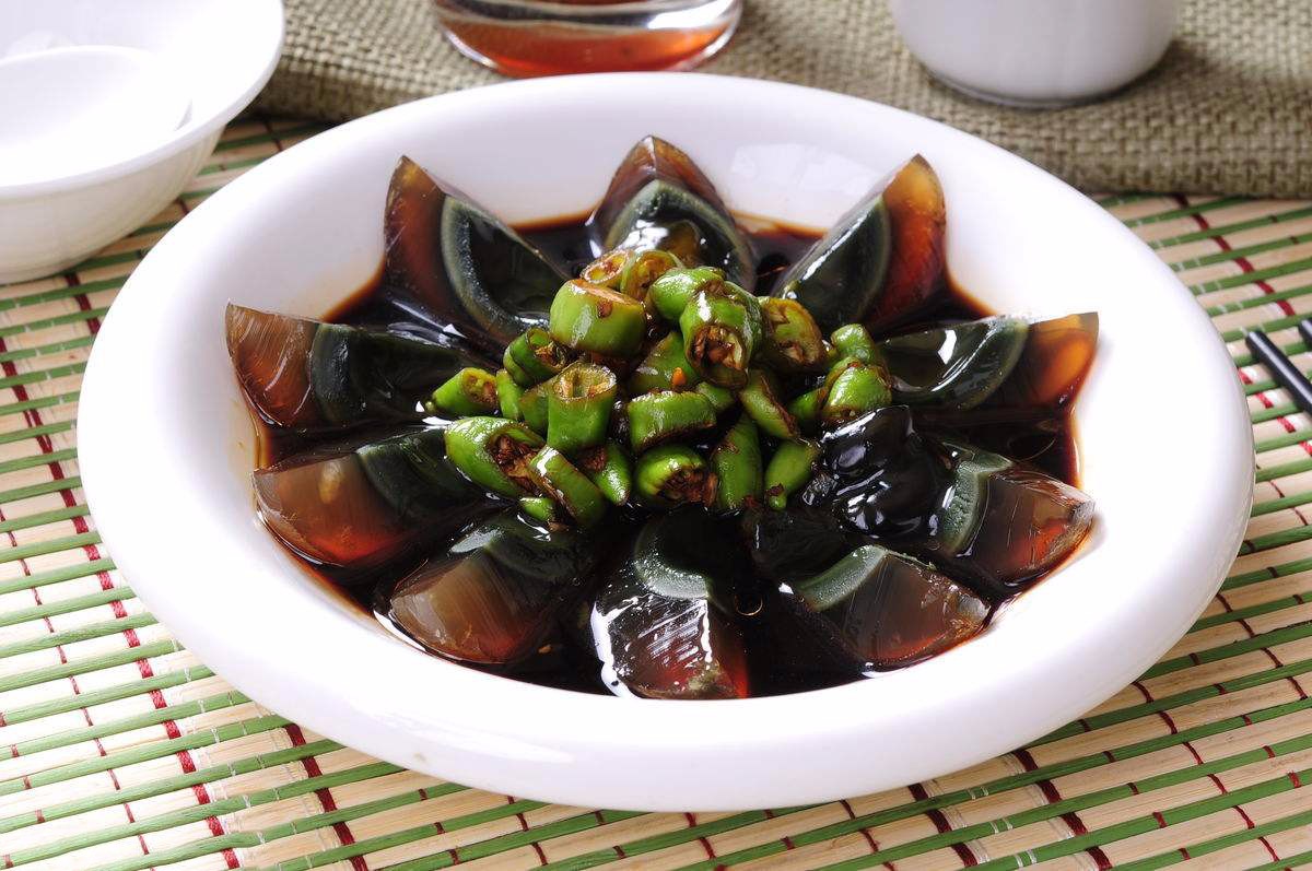 尖椒皮蛋,做法:1,将皮蛋剥皮洗净切开摆入盘中,青椒切成丁2,锅中烧