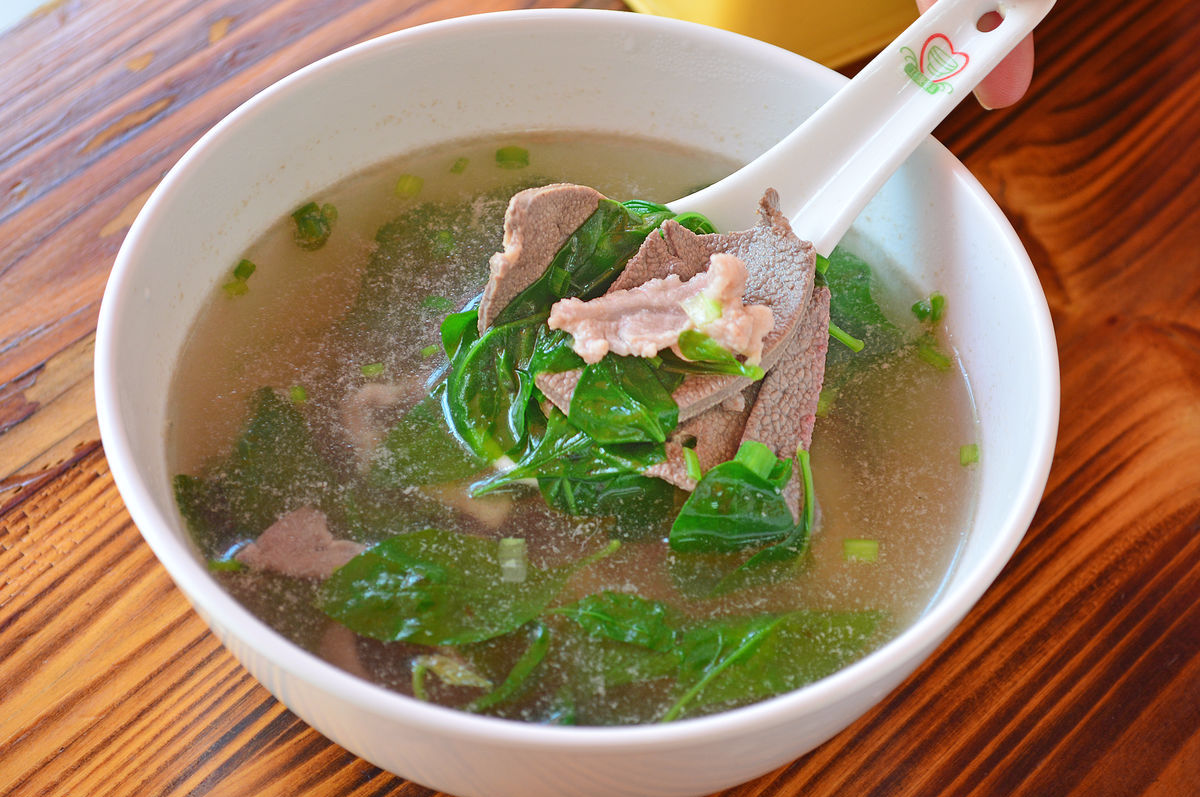 多吃一些温和性的食物,灵芝红枣鹌鹑蛋汤,柏叶猪鼻汤都不错,这些汤有