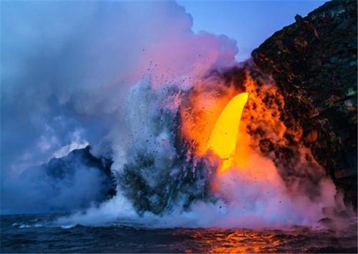 这座火山喷发时人们不跑开, 反而兴奋跑去观光, 悬崖倾塌岩浆入海