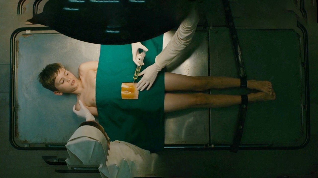 男孩们从小就被抓走,养到12岁左右,通过特殊手段让他们分娩!