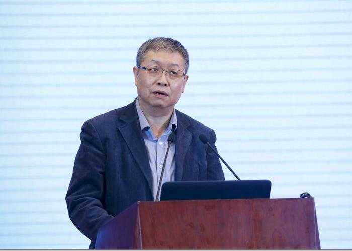 主持人中华医学会麻醉学分会专家姚尚龙教授现场与记者互动