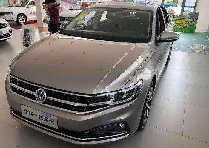 外观方面,全新一代宝来采用大众最新的家族式设计,较现款车型更加年轻