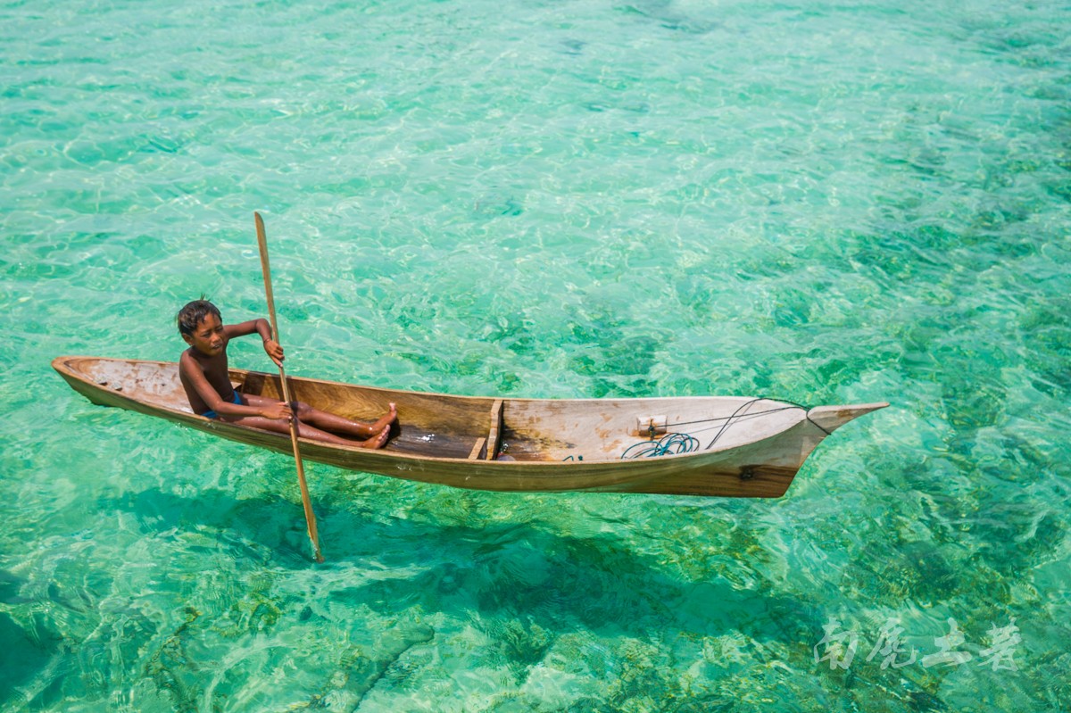 独木舟划着划着悬浮于半空