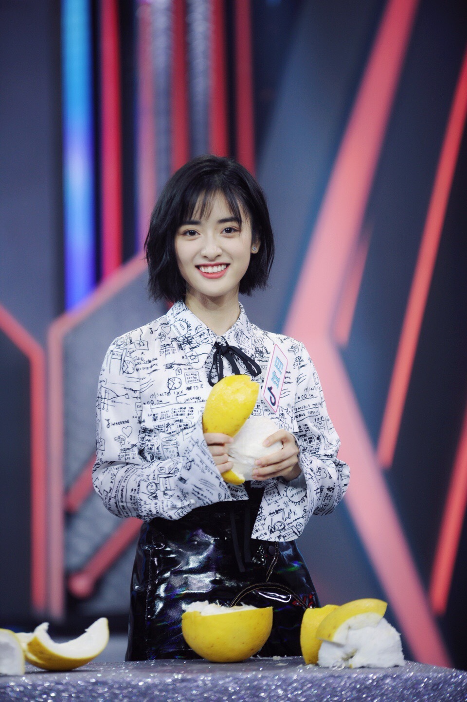 160cm的沈月逆袭了!穿短裙秀出2米大长腿,网友:谁还敢说她矮