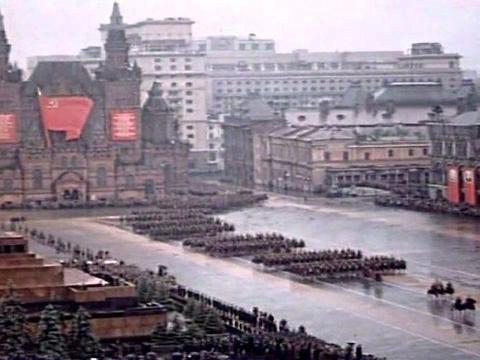 1945年苏联卫国战争胜利大阅兵旧照,朱可夫骑着白色战马检阅苏军_新浪新闻