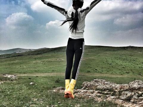 赵丽颖晒背影照身材苗条 她的裤子让网友操碎了心