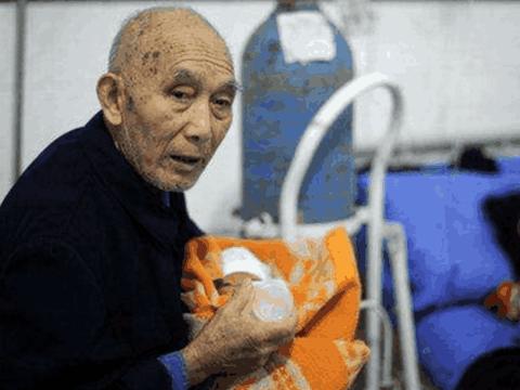 怀孕五个月老公意外去世, 十年后女儿跑回家哭着说: 救救我爸爸