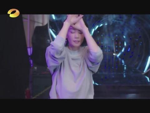 《梦中人》这歌不简单,是王菲天后之路的里程碑,而原唱竟是她!|王菲|桃乐丝|梦中人|天后|王靖雯_新浪新闻