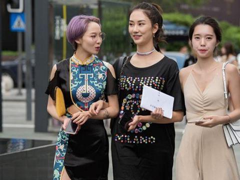 街拍:闺蜜穿低胸装真有吸睛,都是时尚性感的大美女|低胸装|闺蜜|性感_新浪新闻
