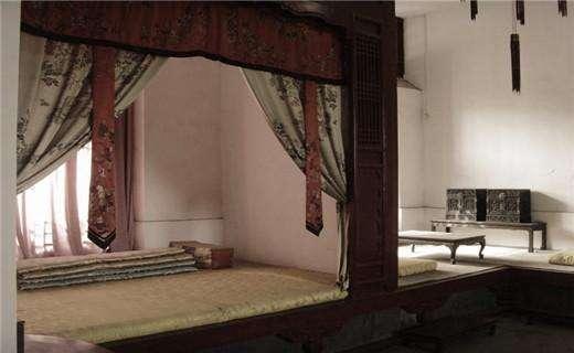 清朝皇室后人在这里居住, 每天行跪拜礼, 说着百年前的清朝话