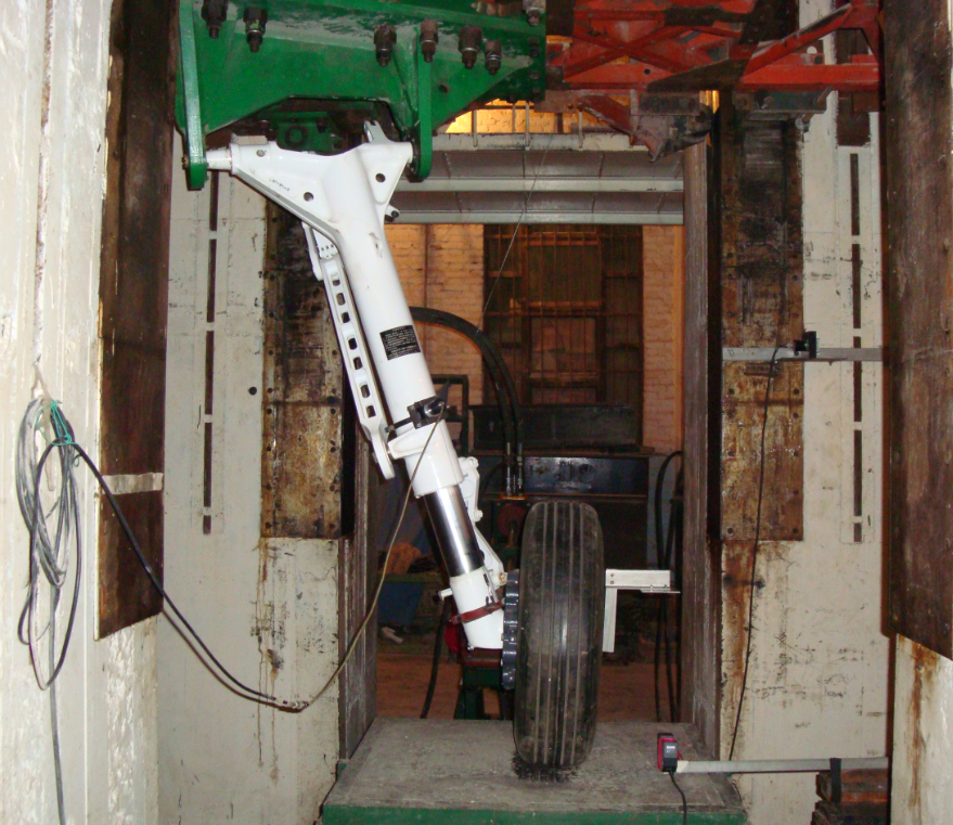 2008年11月30日,完成歼10b主起落架落震试验.