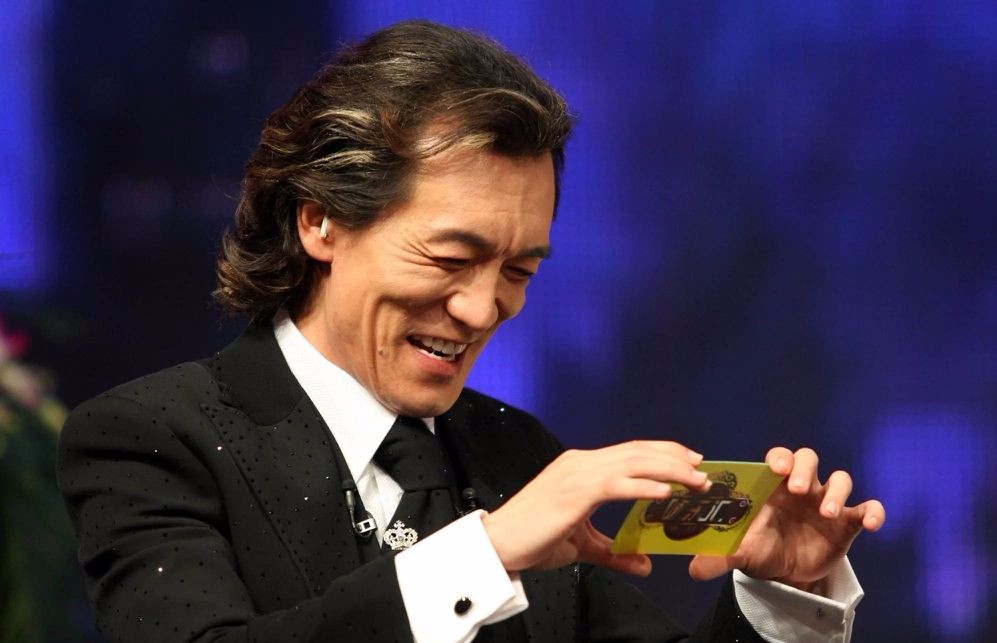 不知道你还记不记得他主持的《幸运52》和《非常6加1》,砸金蛋扔手卡