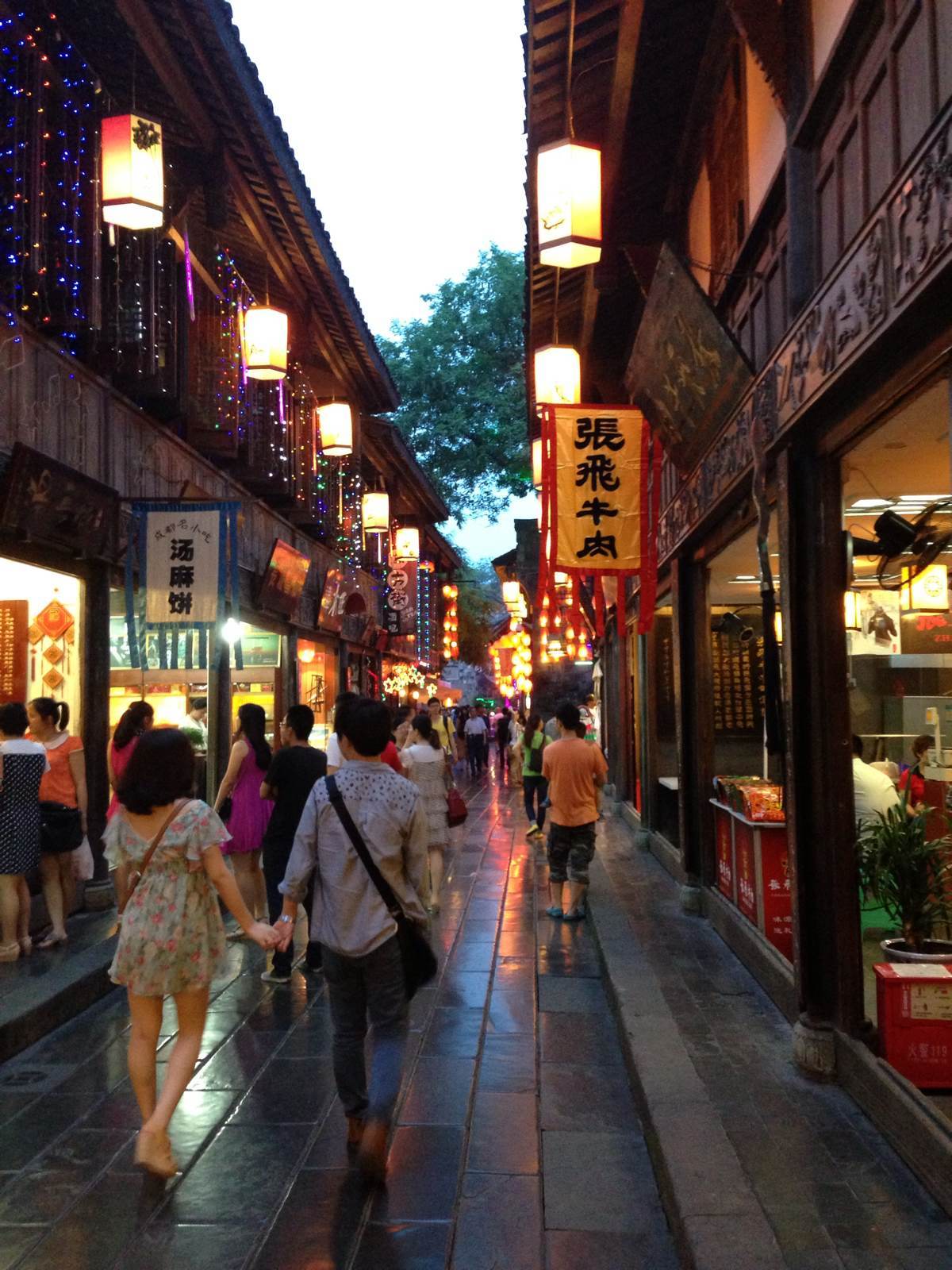 而且成都的景点门票也都可以,拿着学生证还能打折,趁还是学生,抓紧