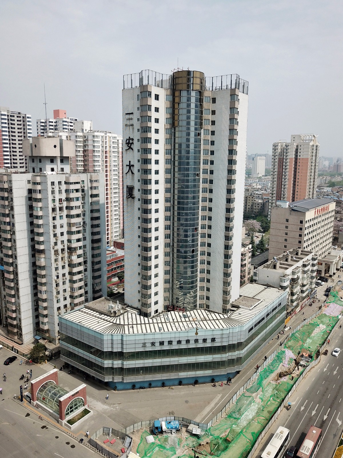 楼20多年来无人靠近,它就是位于高新路和科技路十字东北角的三安大厦