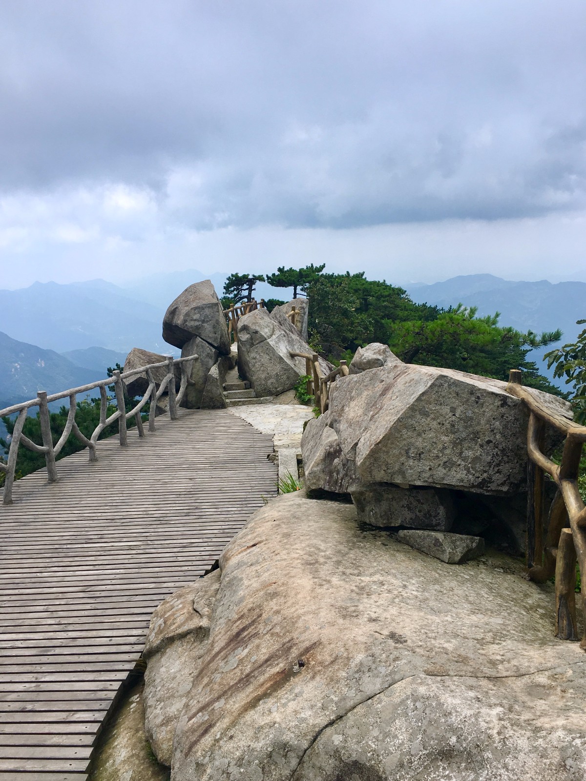 避暑好去处薄刀锋湖北黄冈罗田薄刀锋风景区