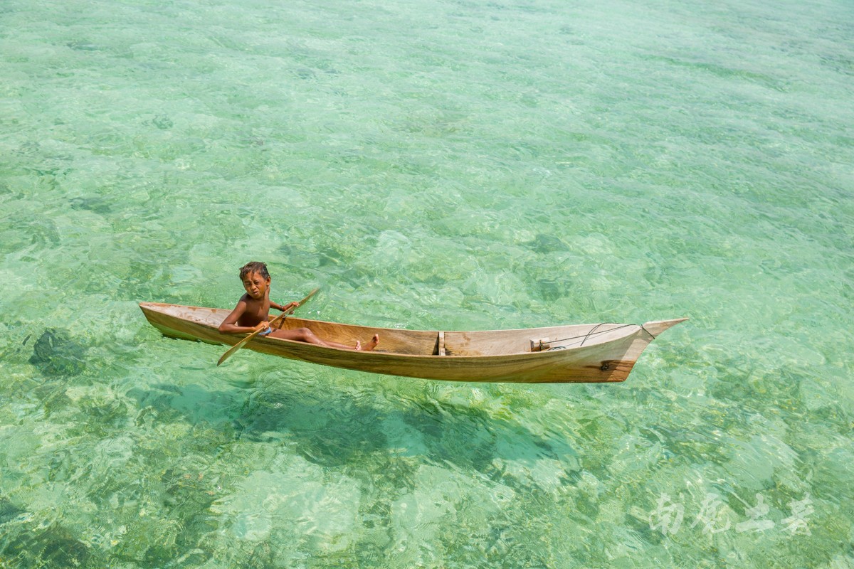 独木舟划着划着悬浮于半空