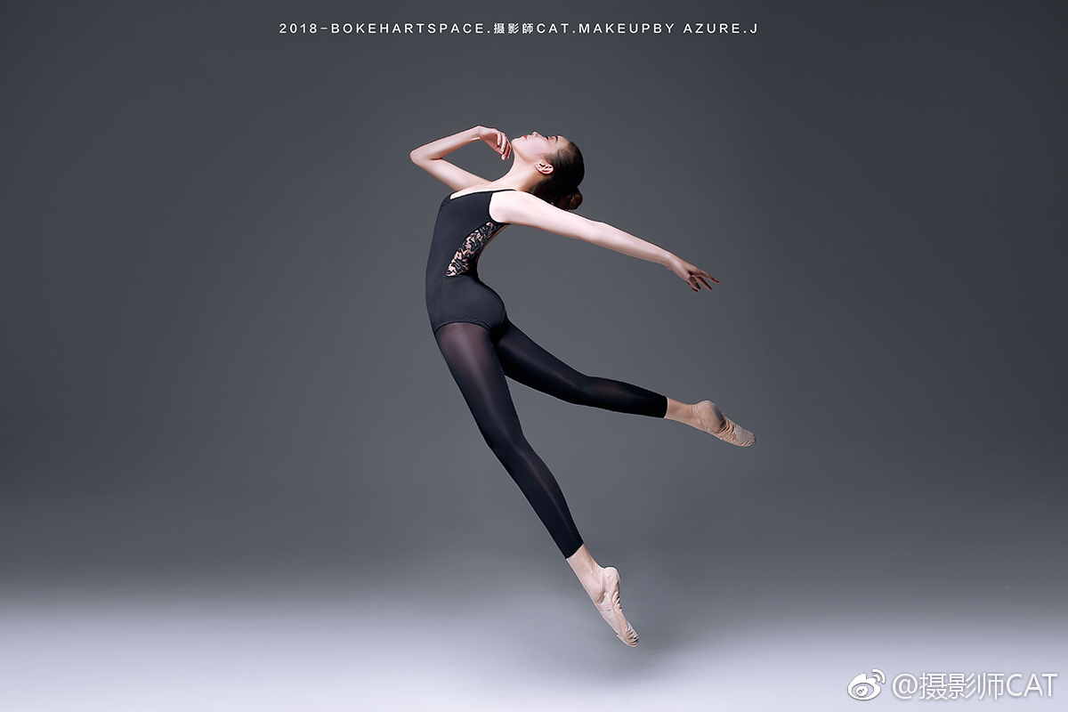 最近拍的特别厉害的舞者也是舞蹈老师跳舞的女孩子努力坚强