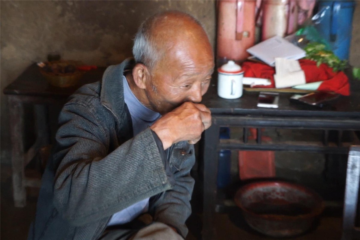 家中闯进两个孤寡老人 贫困户义务赡养5年