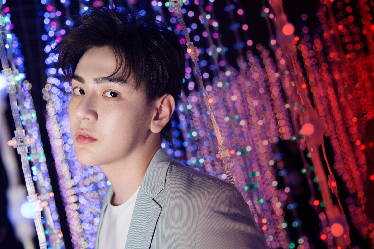 邱赫南写真镜面西装眼神杀 出席活动人气高