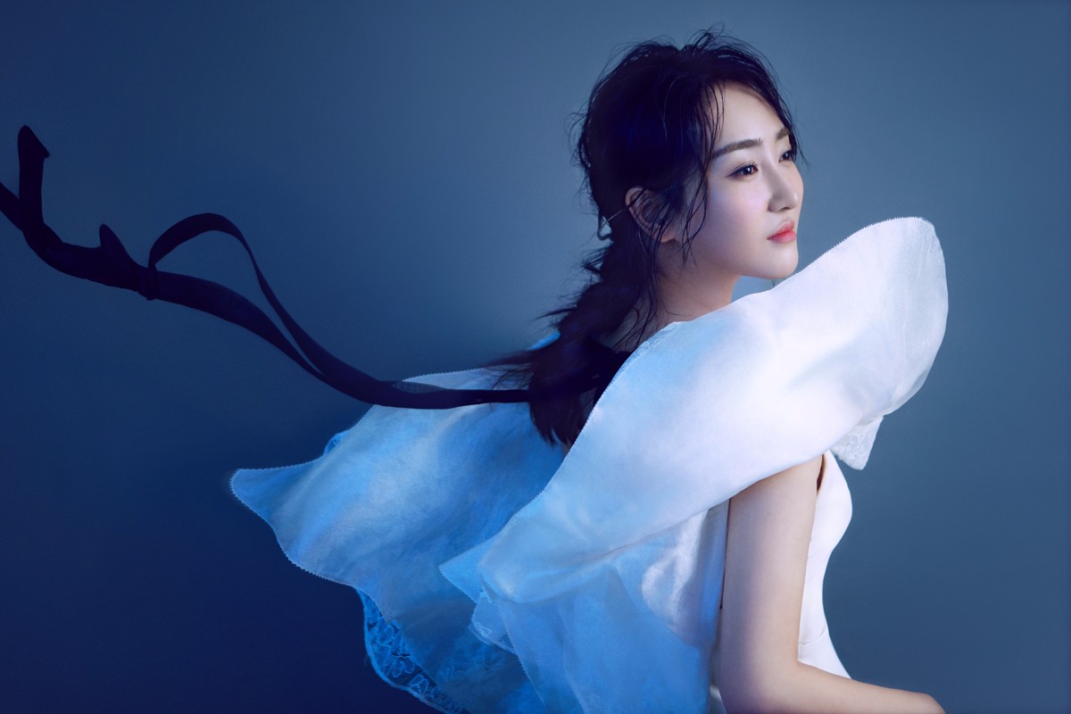 高姝瑶白裙亮相秀傲人曲线