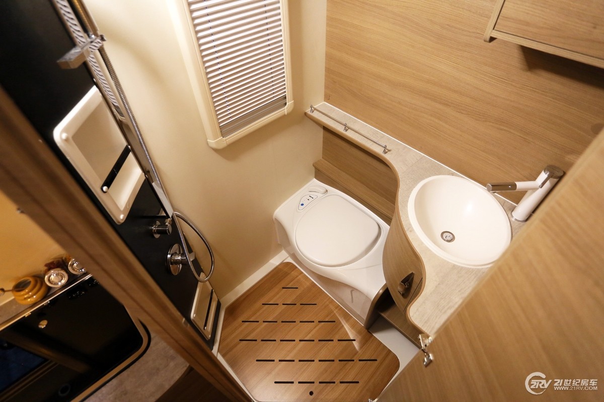 卫生间视觉效果很棒,水路系统方面,该车的净水箱为150l,灰水箱为70l.