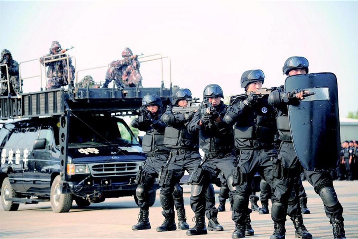 匪徒抢劫遇到11名特战队员当坏人偶遇警察时真是一脸茫然