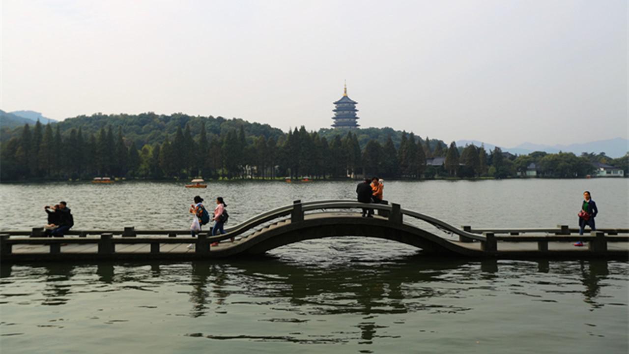 为什么西湖断桥远远望去是断的,走近却完好无缺?看完恍然大悟