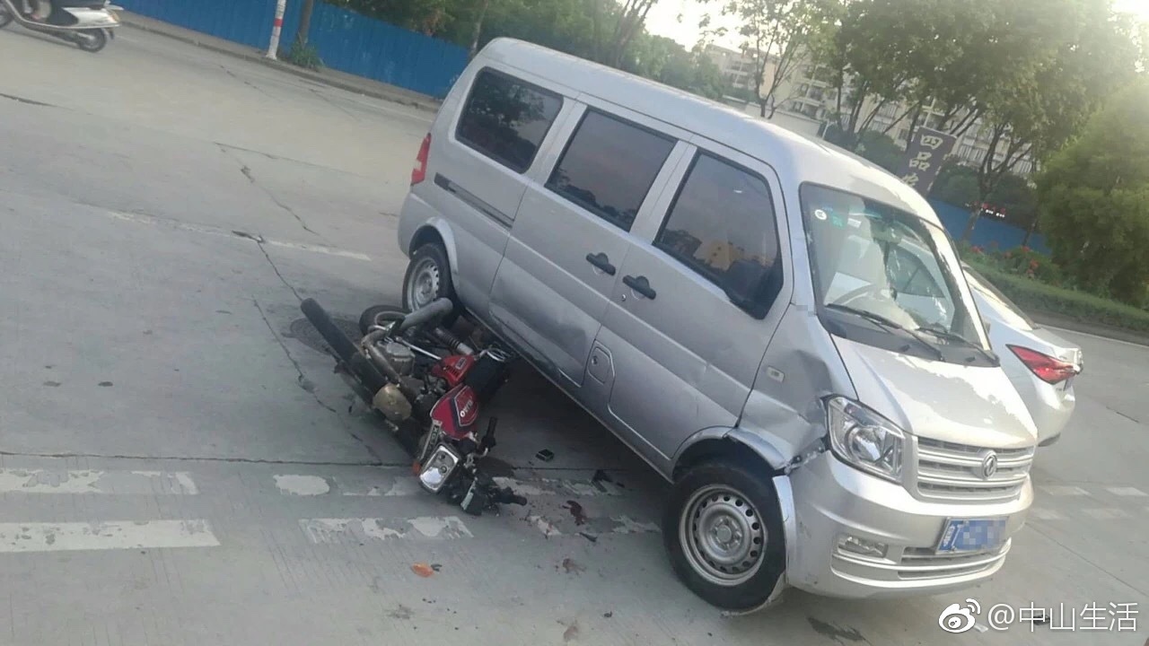 小榄有摩托车撞上面包车,司机头破血流