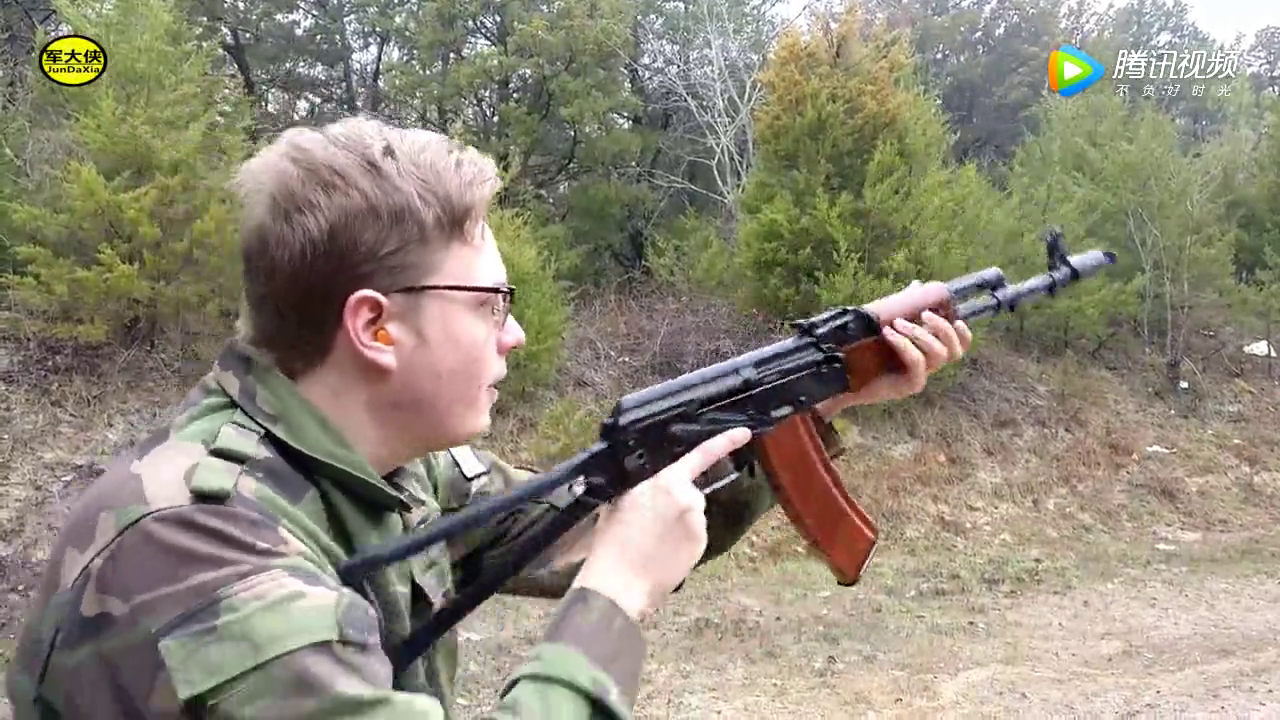 aks-74突击步枪户外射击实测,威力颇大 隔着屏幕都能感受到!