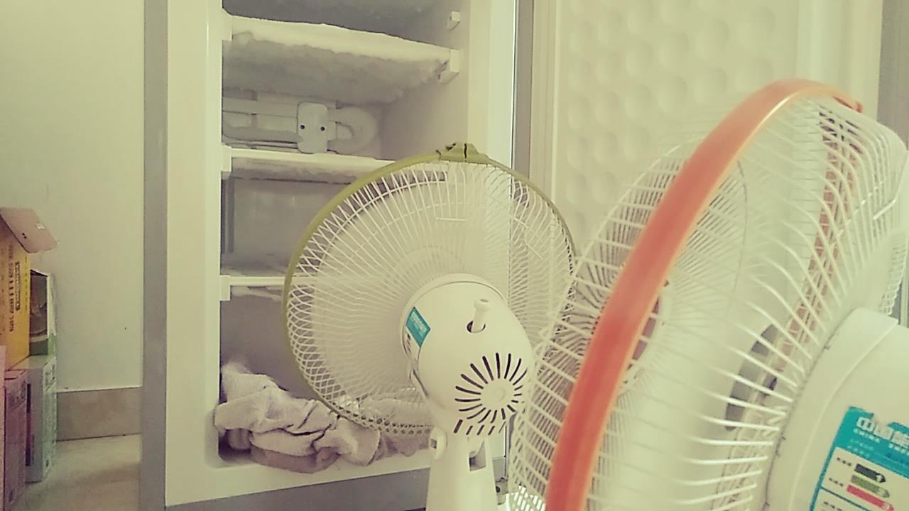 拿两台风扇对着冰箱冷冻仓吹