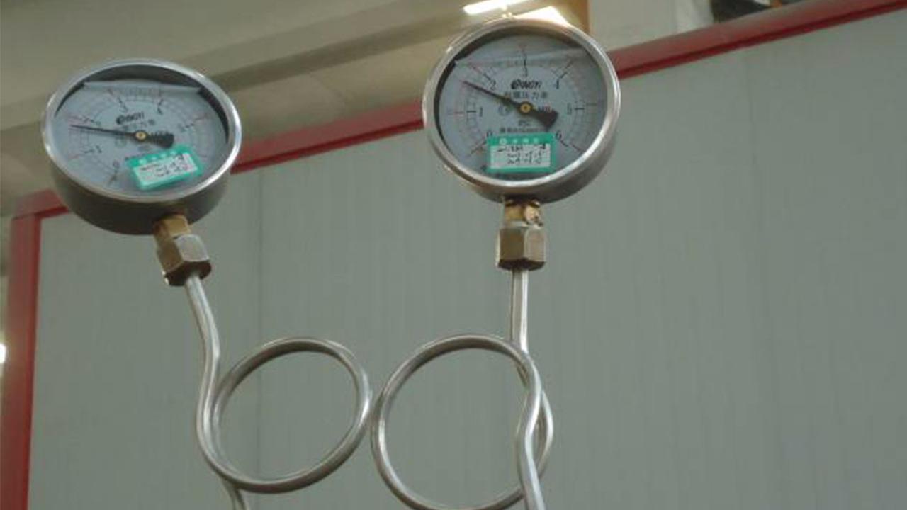 压力表下面的管子,为什么非要打个弯,.答案万万没想到