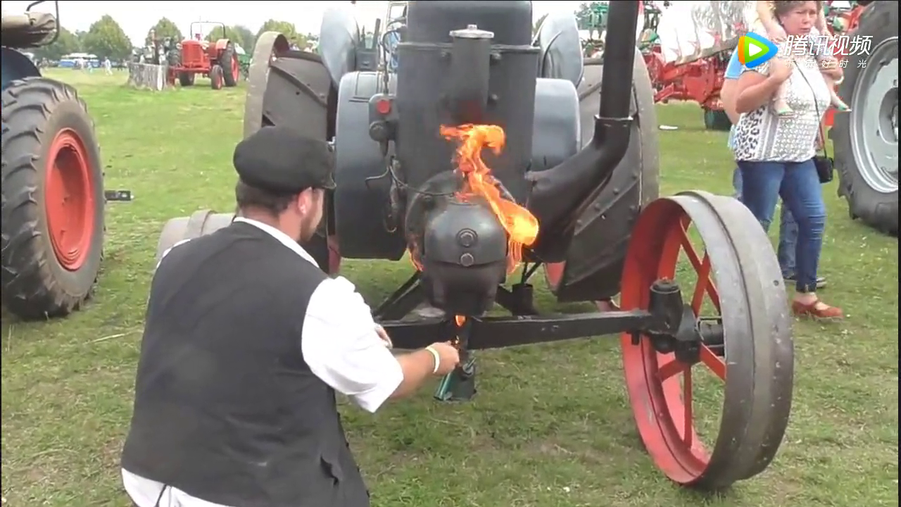 德国兰茨烧球式老拖拉机,烧热发动机前面的"球",启动就很容易