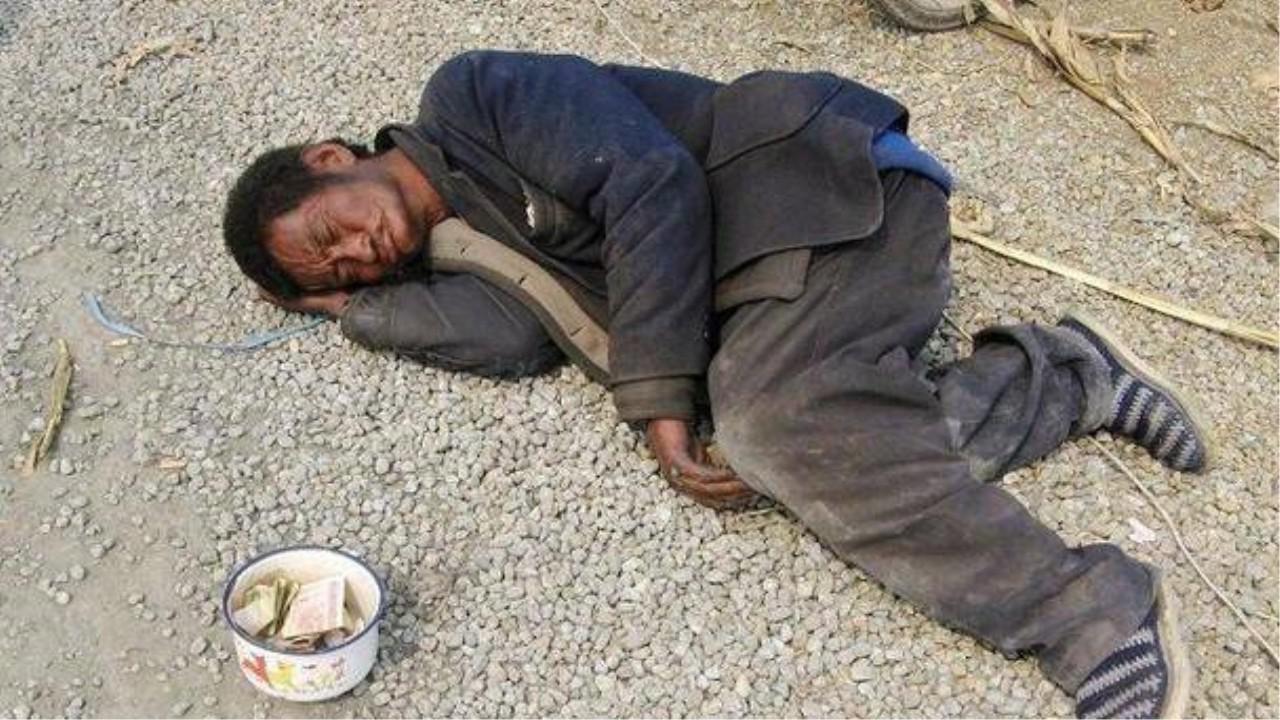为什么乞丐宁愿睡大街,也不愿去救助站?看完明白其中猫腻_新浪新闻