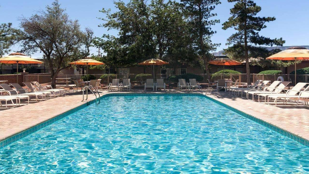 这泳池有啥特别看一眼就会腿软,玩一次2000还限时,有钱你敢去吗