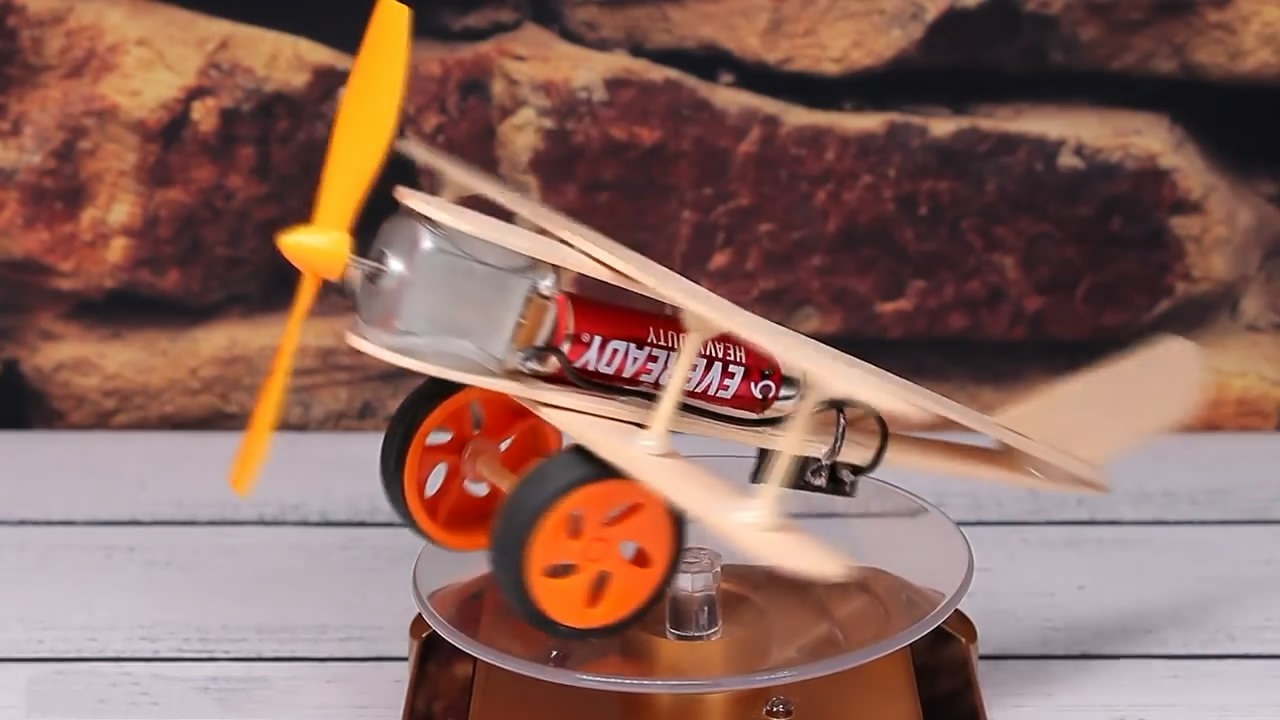 看看牛人是如何用雪糕棍制作飞机的,真是长见识了!