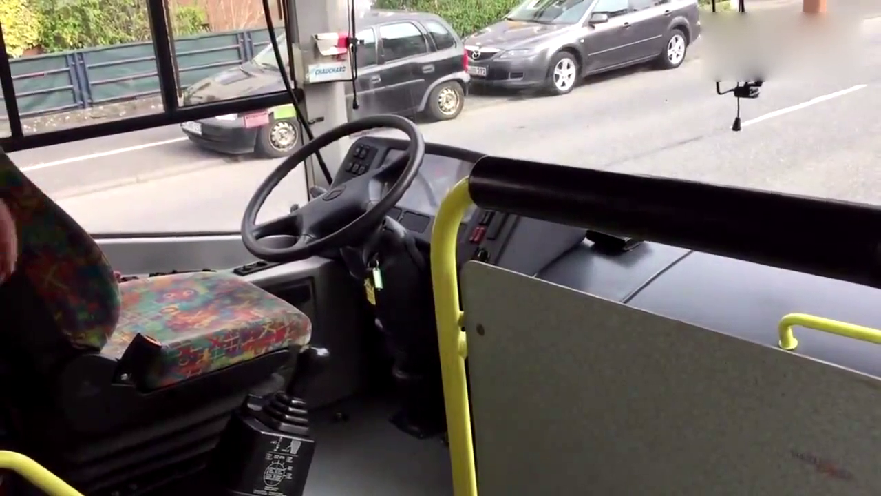 长春身边事 【公交车疑遭碰瓷】6月30,一男子突然扑向一辆公交车,司机