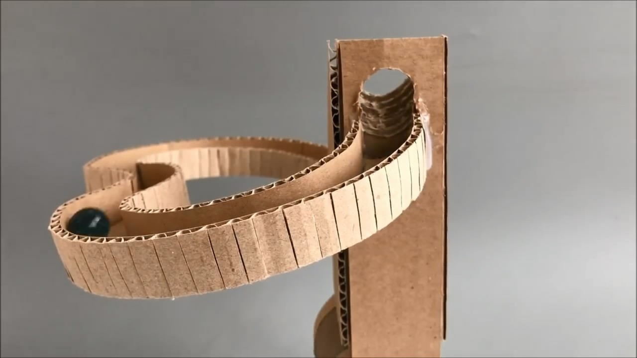 「纸板玩具diy」制作阶梯式轨道运球机的方法,创意十足!