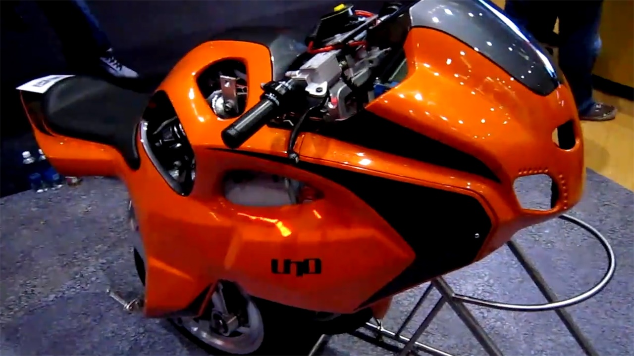 老外发明会变形的摩托车,独轮两轮任意切换,吸引路人