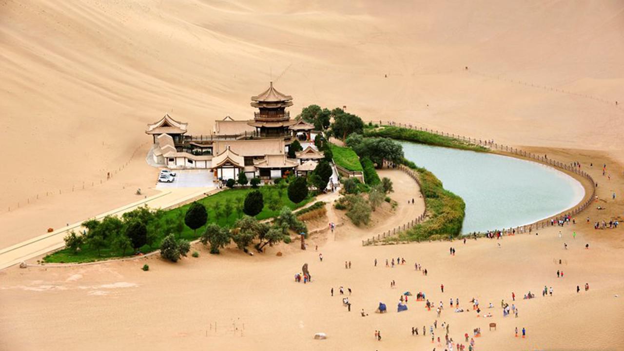 沙漠中的月牙泉,为什么历经千年都不干涸?看完感叹大自然太奇妙